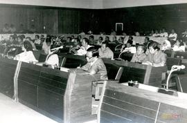Para anggota Dewan sedang mengikuti Sidang Pleno DPRD Jawa Barat pada hari Senin, 14 Februari 1983