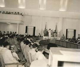 Presiden Soekarno sedang berpidato pada acara pelantikan Anggota Konstituante yang diselenggaraka...