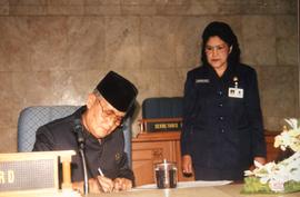 Ketua DPRD sedang menandatangi dokumen. Didampingi sekretaris  DPRD Provinsi Jawa barat dalam keg...