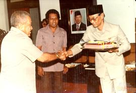 Ketua Komisi C DPRD Provinsi DT I Jawa Barat ketika menyerahkan plakat kepada ketua rombongan DPR...