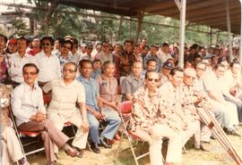 Penyerahan Pataka Golkar kepada SOBSI di Gasibu, Jalan Diponegoro Bandung tanggal 17 Mei 1981