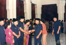 Gubernur KDH Tingkat I Jawa Barat Bapak Yogie Suardi Memet memberikan selamat kepada para pejabat...