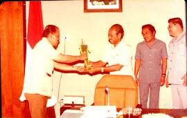 Wakil Ketua DPRD Jawa Barat, Oneng Dachlan didampingi Ketua Komisi C, Ir. Aang Anwar Widjaja dan ...