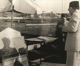 Presiden Soekarno sesaat sebelum penandatanganan prasasti pembangunan Gedung Unpad
