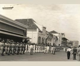 Presiden Soekarno sedang melakukan inspeksi Pasukan Militer yang berbaris di depan Gedung Merdeka...