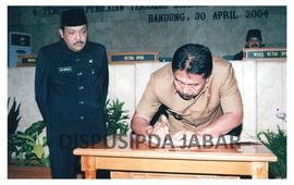 Gubernur Jawa Barat Danny Setiawan Pada Penetapan dan Persetujuan Raperda APBD Tahun 2004 di Ruan...