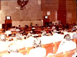 Kegiatan Anggota Dewan ketika Mendengarkan Pidato Presiden RI kedua, Bapak Soeharto di depan Sida...
