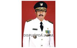 Pas foto Gubernur Jawa Barat Dr.Drs. H. Danny Setiawan , M.Si di Gedung pakuan