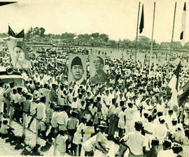 Suasana Peringatan Hari Buruh dihiasi oleh berbagai poster tokoh diantaranya Poster Bung karno di...