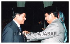 Gubernur Jawa Barat Danny Setiawan membagikan penghargaan kepada para pmr dan purna bhakti di lin...