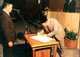Ketua DPRD Propinsi DT I Jawa Barat menandatangani Berita Acara Pengambilan sumpah Jabatan Saudar...