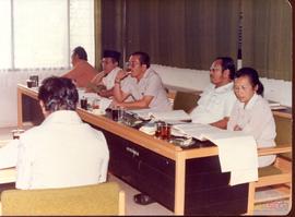 Rapat Panitia Khusus/Perumus Pembahasan Raperda Tentang RAPBD Tahun Anggaran 1983/1984. Rapat ini...