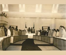 Presiden Soekarno berdiri di atas podium saat pelantikan Anggota Konstituante yang diselenggaraka...