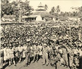 Masyarakat  memenuhi Alun-alun Ciamis menyambut kedatangan Presiden Soekarno