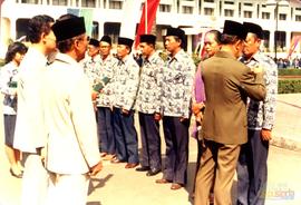 Gubernur kdh Tk. I Jawa Barat, Bapak H. Aang Kunaefi sedang menyerahkan   Tanda Penghargaan Kepad...
