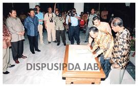 Gubernur Jawa Barat Dr. Drs. H. Danny Setiawan, M.Si Pada Penandatanganan Naskah Perjanjian Kerja...