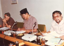 Rapat Panitia Anggaran DPRD Provinsi Jawa Barat ketika Membahas RAPBD Tahun 1984/1985 dipimpin ol...