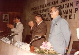 Upacara Pelantikan Kepala Kantor Wilayah Kesehatan di Gedung DPRD Jawa Barat pada 23 Mei 1981. Ke...