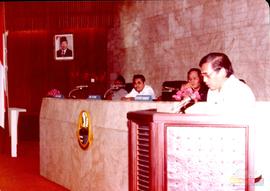 Wakil Gubernur Suhud Warnaen sedang membacakan sambutan dalam acara sidang pleno DPRD Pemandangan...