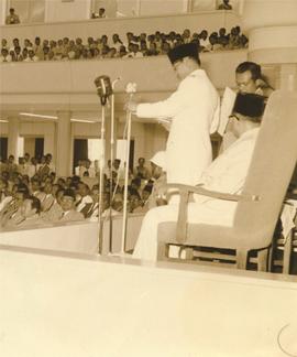 Presiden Soekarno sedang berpidato pada pembukaan Sidang MPRS yang diselenggarakan di Gedung Merd...