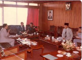 Gubernur Jawa Barat sedang beramah tamah dalam acara Pelantikan PPD Tingkat I dan Anggota Panwasl...