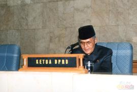 Ketua DPRD Provinsi DT I Jawa Barat ketika memimpin Rapat Paripurna Khusus DPRD Provinsi Daerah T...