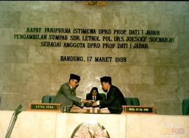 Rapat Paripurna Istiewa DPRD Provinsi Daerah Tingkat I Jawa Barat mengenai Pengambilan Sumpah Sau...
