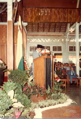 Gubernur Kepala Daerah Tk. I jawa Barat H. Aang Kunaefi sedang memberikan pidato sambutan dalam U...
