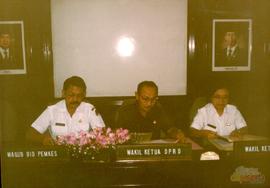 Wakil Gubenur KDH. TK I Jawa Barat didampingi Wakil Ketua DPRD Propinsi Jawa Barat ketika menghad...