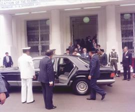 Yogie SM, selaku Gubernur Jawa Barat, menjemput ke datangan Presiden Soeharno di depan Gedung Mer...