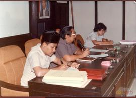 Rapat Panitia Khusus/Perumus Kelompok I dipimpin oleh R. Ading Affandi dengan Eksekutif Tentang P...