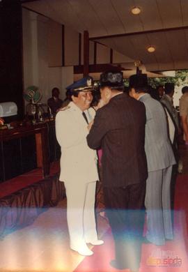 Para tamu undangan ketika memberikan ucapan selamat kepada Bupati Kepala Daerah TK. II Indramayu ...