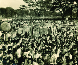 Suasana Perinagatan  Hari Buruh di Jakarta dengan membawa spanduk dinataranya bertuliskan"Tj...
