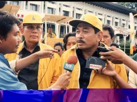 Kegiatan Penyerahan Bantuan Gubernur KDH Tingkat I Jawa Barat, Bapak H.R Nuriana didampingi oleh ...