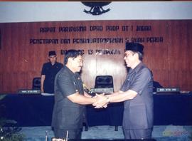 Gubernur Jawa Barat H.Nuryana sedang berjabat tangan dengan ketua DPRD provinsi Jawa Barat, dalam...