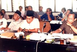 Rapat Panitia Khusus/Perumus Pembahasan Raperda Tentang RAPBD Tahun 1983/1984 dipimpin oleh Boy M...