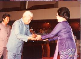 Gubernur KDH Tingkat I Jawa Barat, Bapak H. Aang Kunaefi ketika menerima Tanda Penghargaan dari M...