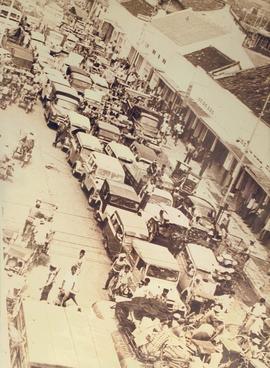 Bandung tempo dulu:  Jl Pasar Baru dilihat dari udara, nampak dipadati kendaraan bermotor roda empat