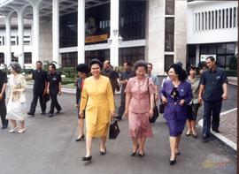 Tampak Ibu Try Sutrisno berjalan bersama setelah selesai melaksanakan acara  Pertemuan dengan Org...