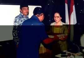 Ketua Komisi E DPRD Jawa Barat, Ny. Sarikinkin H. Dimyati, BA sedang  menerima Kunjungan Kerja An...
