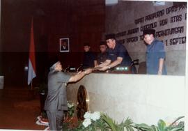 Wagub.Jawa Barat H. Ukman Sutaryan sedang menyerahkan 5 Buah Peraturan Daerah oleh Ketua DPRD Jaw...