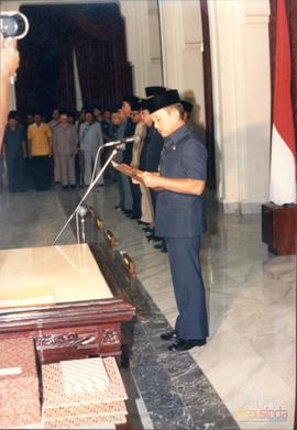 Gubernur KDH Tingkat I Jawa Barat Bapak Yogie Suardi Memet ketika menyampaikan pidato sambutan  p...