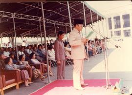 Gubernur KDH Tingkat I, Bapak H.A. Kunaaefi ketika menyampaikan pidato sambutan dalam acara Hari ...