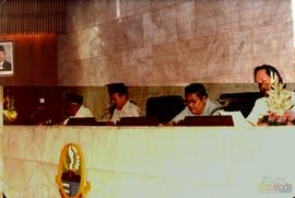 Sidang Pleno DPRD Provinsi Daerah Tingkat I Jawa Barat dipimpin oleh Ketua Dewan, H. E. Suratman ...