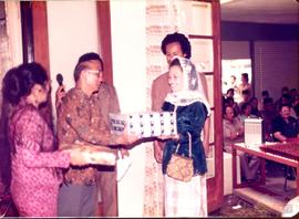 Kegiatan Ketua DPRD Jawa Barat Bapak H.E. Suratman ketika melepas Para Anggota DPRD Jawa Barat ya...