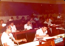 Para anggota dewan sedang mengikuti sidang pleno Tentang Jawaban Eksekutif Atas Pemandangan Umum ...