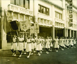 Parade peserta Peringatan hari Kartini melewati Jl Braga  di Bandung