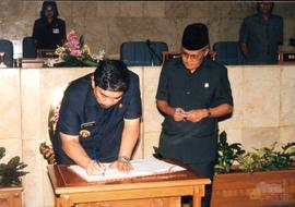 Gubernur Jawa Barat HR Nuryana ketika menandatangani dokumen disaksikan oleh ketua DPRD Provinsi ...