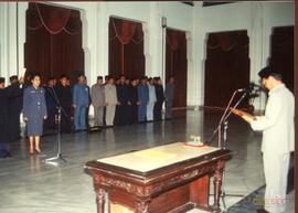Wakil Gubernur KDH TK. I Jawa Barat ketika melantik Sekretaris Badan Pertimbangan Daerah Provinsi...