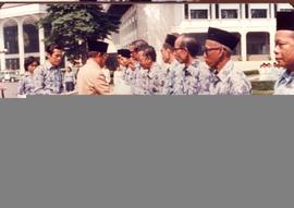 Gubernur Jawa Barat, Bapak H. Aang Kunaefi ketika memberikan penghargaan kepada anggota korpri da...
